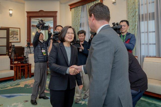 美国认定台湾有社区传播，网讽遇美就缩：“817”快去“AIT”抗议