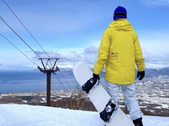 王思聪日本滑雪心情好，获美女网红点赞表白，日子依旧潇洒快活
