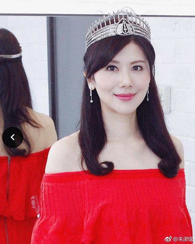  52岁前港姐转行绘画扬威海外 被母亲催婚：随便找个人嫁了