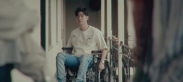 周兴哲赴美拍《Something About You》MV   首演轮椅男子