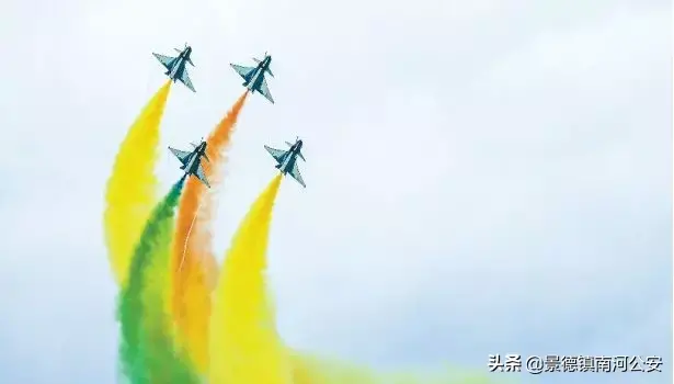 中国空军八一飞行表演队精彩亮相新加坡航展公众开放日