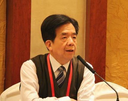 仅靠54张纸牌起家，20年后赚到70亿身家，他被称为潮汕商业怪才！