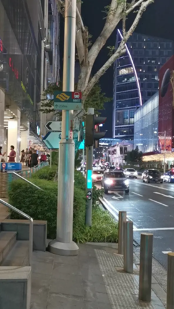 橙色预警后周五晚上的新加坡乌节路，车流不减