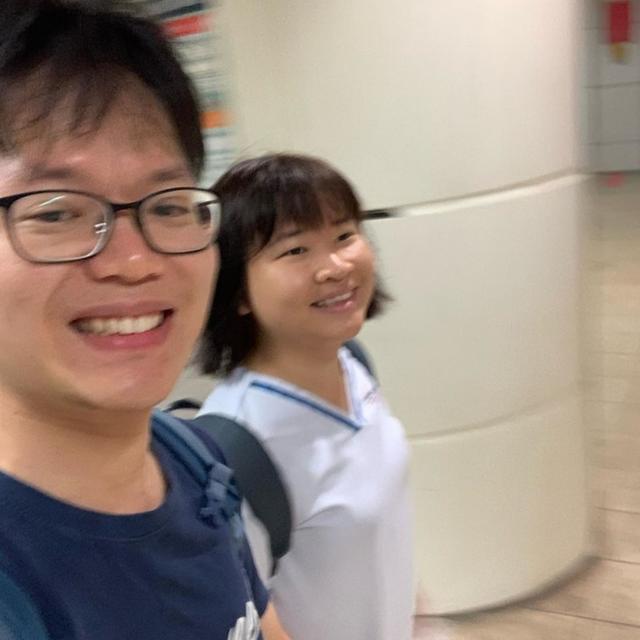 新加坡女护士坐地铁，乘客怕感染肺炎避而远之，丈夫暖心力挺妻子