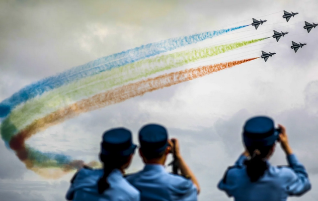 国外网友看了新加坡航展歼10表演后 与美制F-16D和印度LCA比了起来