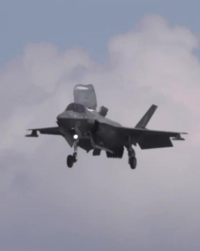 看看美军F-35B战机在新加坡航展上实施垂直着陆