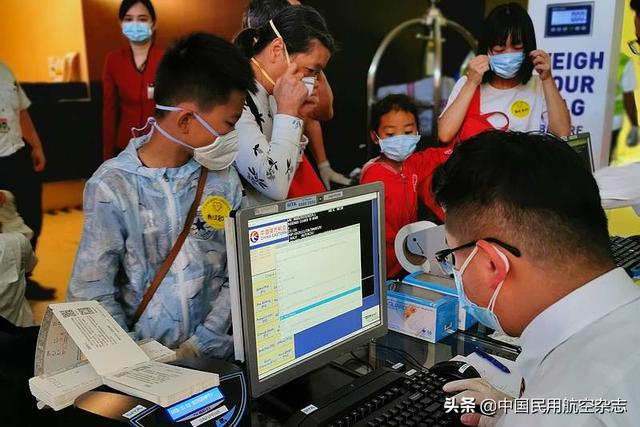东航包机飞往新加坡接上147名湖北籍同胞直飞武汉