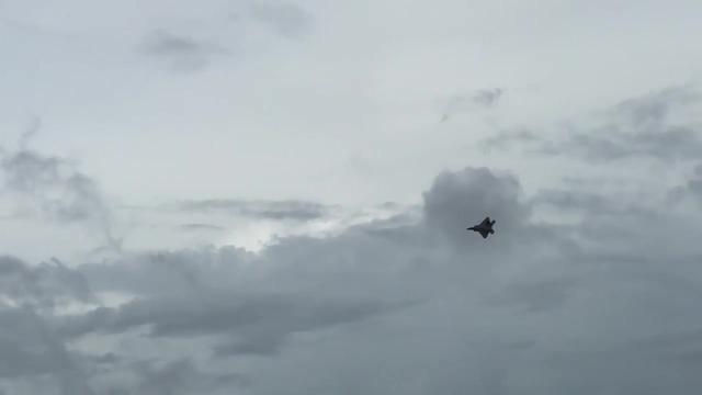 视频：F-22在新加坡航展预展上演“旋转”，“跳跃”