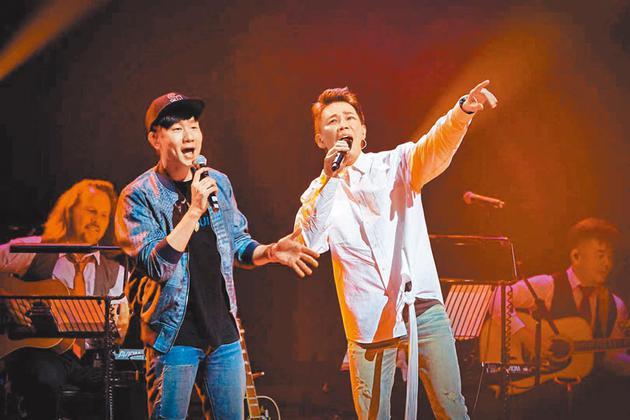 陶喆新加坡开唱邀林俊杰即兴飙歌：一起为世人祈祷