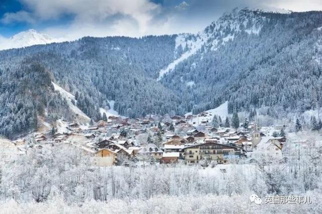 被感染后又飞去法国滑雪...传给同屋一家老小5口人！这英国人有点猛