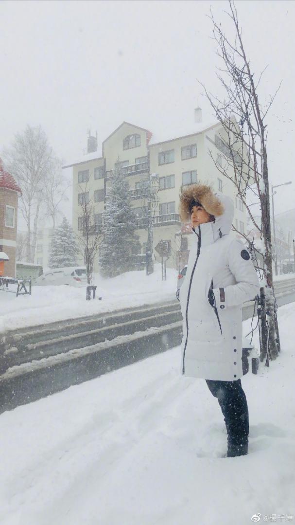 杨千嬅晒雪天自拍，一天连发四条动态心情好，换装配歌词太有意境