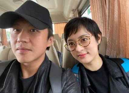 结婚纪念日罕见无互动，新剧开播前仓促改名，孙俪邓超真凉凉了？