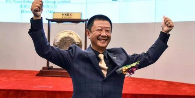 海底捞张勇发家史：夺兄弟股权，举家移民操作上市，他怎样了？