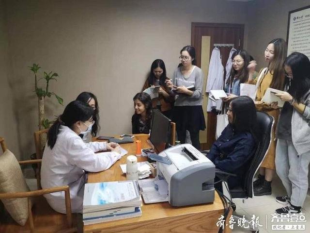 参译新冠肺炎预防手册，石大女教授与疫情展开“笔尖上”的较量