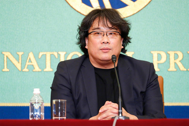 奉俊昊谈新冠疫情，称人们内心的恐惧更可怕，对战胜病毒充满信心