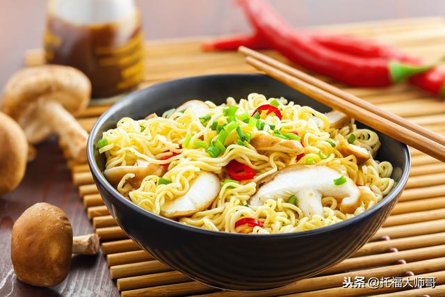 “方便面”咋说？总不能说“convenient noodles”吧？