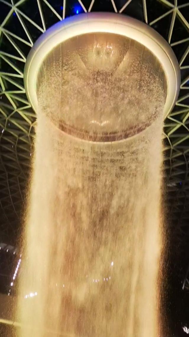 新加坡樟宜机场大瀑布