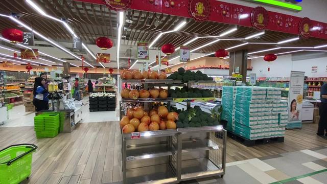 新加坡第二严重病毒国家，抗疾“橙色”等级，视频显示物资状况