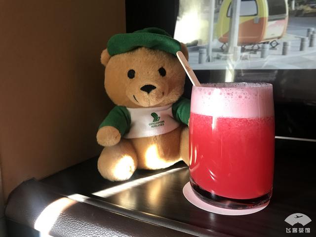 在头等舱过生日是啥感受？有蛋糕吃还狂送礼品，空姐忙的不亦乐乎