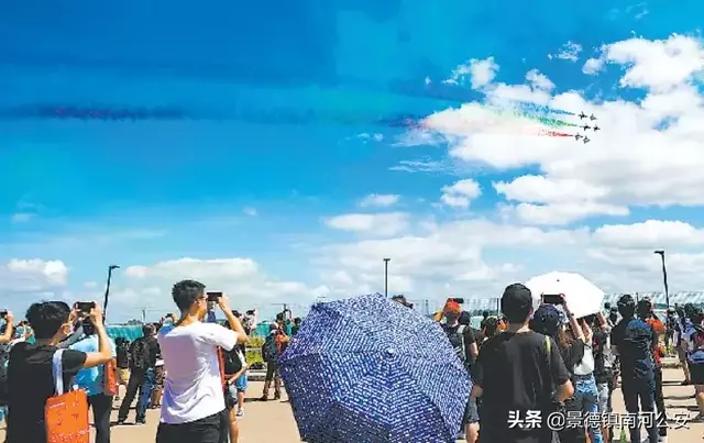 中国空军八一飞行表演队精彩亮相新加坡航展公众开放日