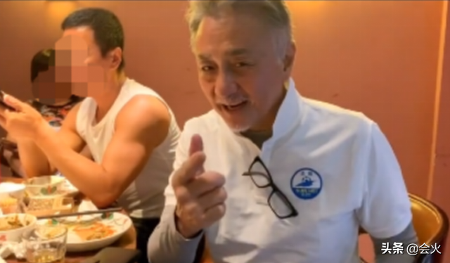 初代“花无缺”近况曝光，60岁还在雨中拍打戏，玩行酒令声音洪亮