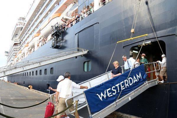 “威斯特丹”号邮轮乘客全部下船 在柬乘客无人感染新冠病毒