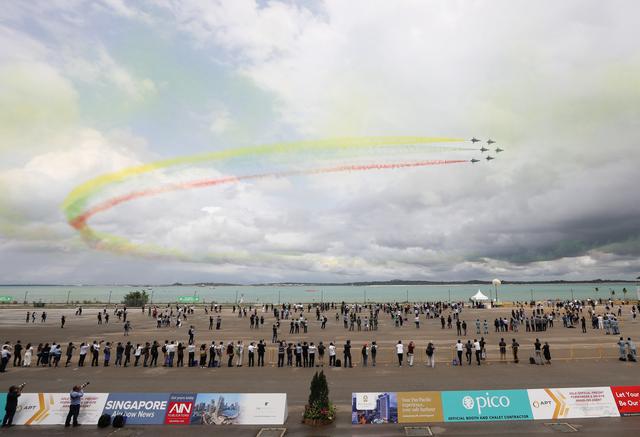 组图：空军八一飞行表演队精彩亮相新加坡航展开幕式