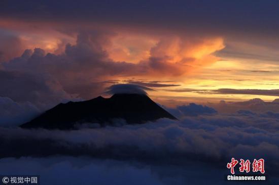 印度尼西亚日惹特区默拉皮火山爆发 暂无人员伤亡报告