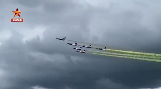 空军八一飞行表演队在新加坡隔空祝福：武汉加油！中国必胜！