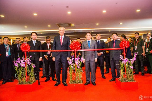 2020新加坡航展开幕 中国八一飞行表演队首度亮相 喊“武汉加油”