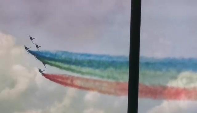 新加坡航展上我军八一飞行表演队真威武