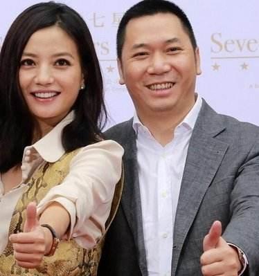 赵薇继子小宝晒与小四月合照，二人关系亲密，妹妹亲手写下思念