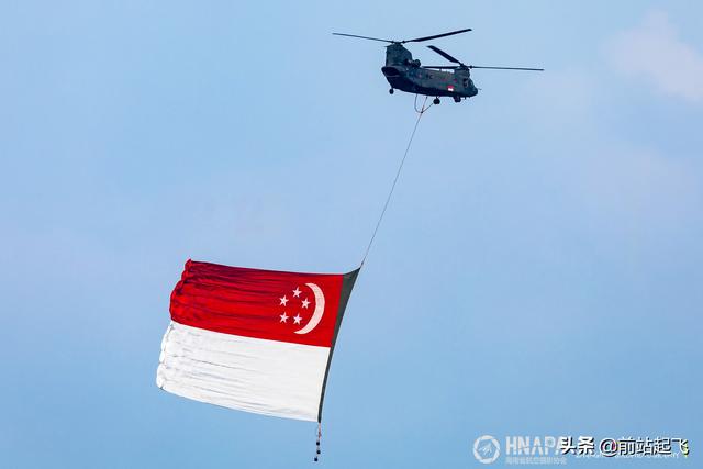 新加坡樟宜机场实拍 支奴干直升机拉着新加坡国旗降落
