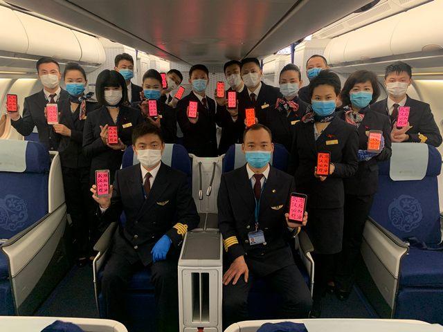 东航包机从新加坡接147名湖北籍同胞回家