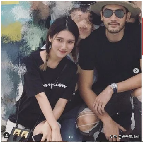 很羡慕这些粉丝，看着和Godfery的合影，拥有一份弥足珍贵的回忆