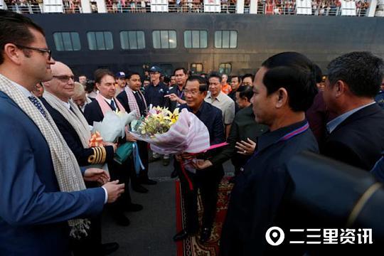 连续被多国（地区）拒收，海上飘流13天的美国游轮停靠柬埔寨，首相捧鲜花欢迎