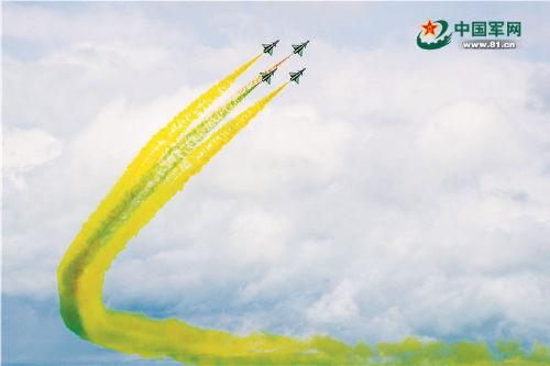 八一表演队歼10战机完成新加坡航展任务回国