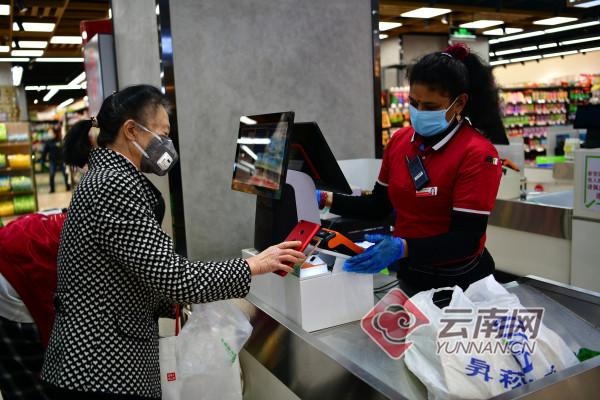 战“疫”保供应 昇菘超市全力服务昆明市民