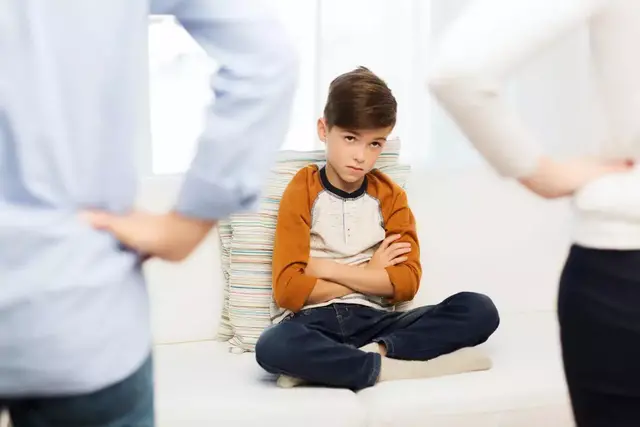 心理学快报：父母经常低头玩手机，孩子更容易抑郁