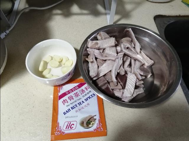 肉骨茶猪肚汤，用做火锅底汤，吃出舌尖上的美味