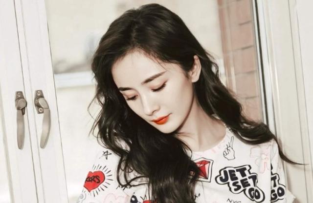 杨幂发声为新加坡加油，素颜出镜，头发浓密皮肤依旧抗打