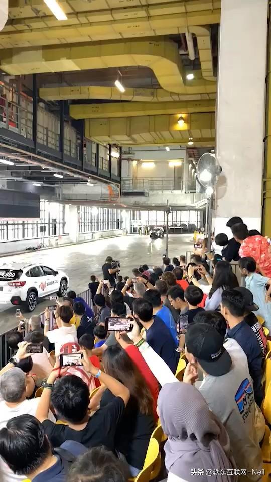 直接知名飙车手新加坡室内停车场发飙