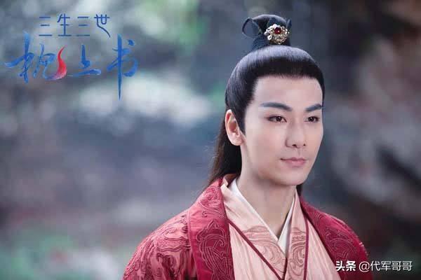 《枕上书》中的最帅魔君，娶大9岁美女演员，如今35岁婚姻很幸福