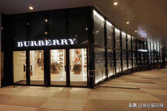 新加坡爱雍乌节购物中心（ION Orchard）：Burberry博柏利品牌店
