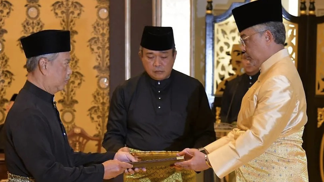 马来西亚不忙疫情忙"内斗"，围绕总理宝座上演"权力游戏"，老人政治已让民众厌烦