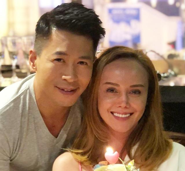 恭喜恭喜！亚视又出一对情侣，亚姐冠军恋上蔡国威！