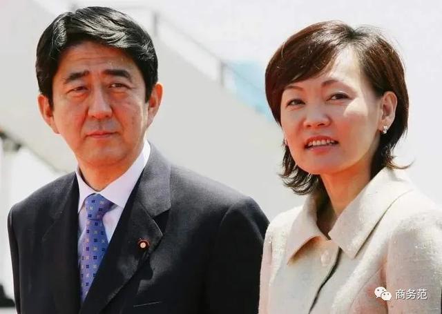 英国首相和小24岁女友“奉子订婚”，政坛大佬爱找啥样另一半？