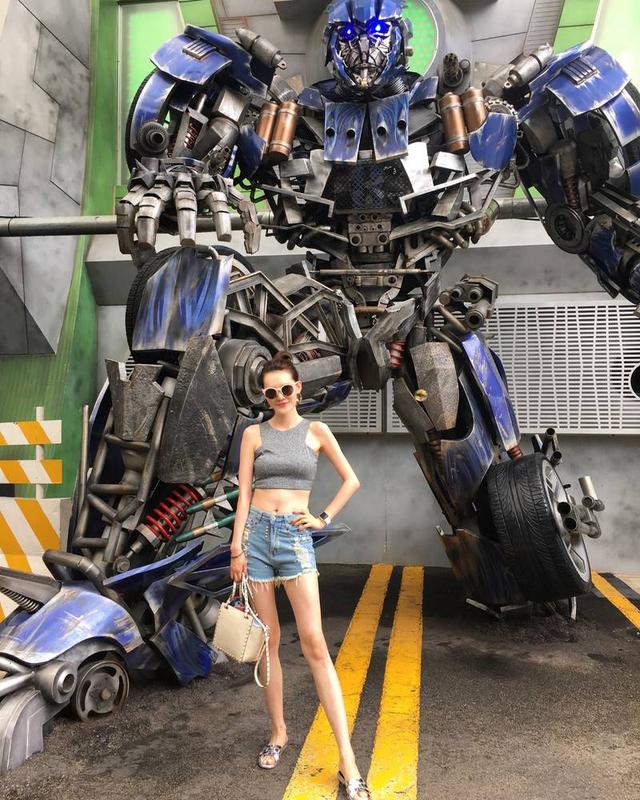 新加坡环球影城一刷 小黄人大眼萌在好莱坞大街，这是我非常喜欢的卡通系列，旁边还有hello Kitty主题商店和芝麻街，玩了一个芝麻街小火车的项目，都是芝麻街里面的人物故事场景，低龄安全！好莱坞大街有