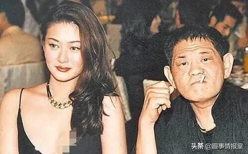 与富商相恋4年，获得美国绿卡，29岁女神为什么要抛弃满月儿子？