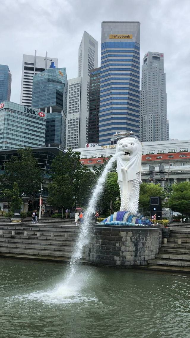 新加坡 鱼尾狮（英语：Merlion）是一种虚构的鱼身狮头的动物